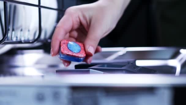 Bulaşık Makinesine Mavi Deterjan Koyan Kadının Eli Yakın Plan — Stok video