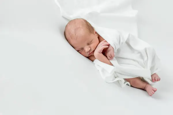 カバーされた白い背景に眠っているかわいい新生児のクローズアップ 幸福の概念 ロイヤリティフリーのストック画像