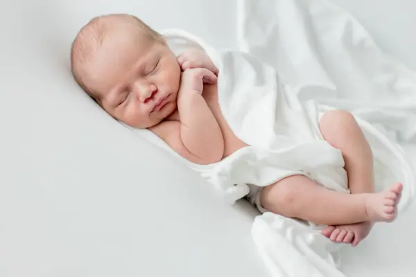 Seorang Bayi Berusia Hari Yang Dibungkus Kain Putih Tidur Atas Stok Foto Bebas Royalti