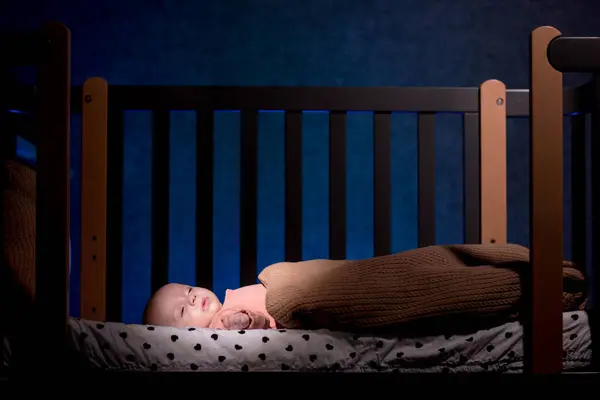 Bayi Kecil Yang Lucu Tidur Dalam Buaian Rumah Malam Stok Gambar