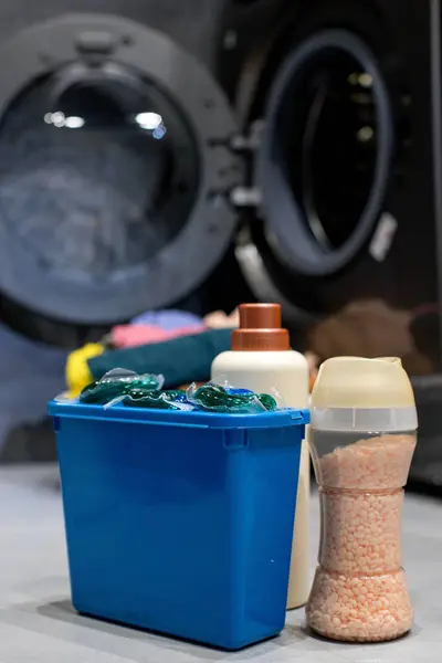 洗濯機付近の洗濯洗剤について 汚れた服を洗う ロイヤリティフリーのストック写真