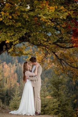 Dağlarda gülümseyen yüzlere aşık genç ve güzel bir çift..