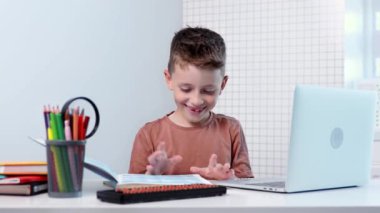 Evdeki masada kitap okuyan çocuk..