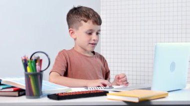 Alim çocuk zihinsel aritmetiğin yardımıyla hesaplar ve sonucu bir deftere kaydeder..