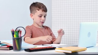 Alim çocuk zihinsel aritmetiğin yardımıyla hesaplar ve sonucu bir deftere kaydeder..