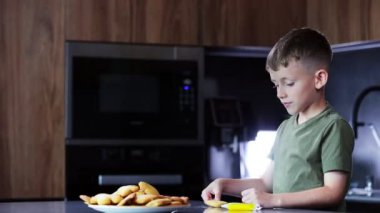 Sadece çocuk mutfakta kurabiye yapıyor.