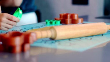 Anne ve oğul birlikte kurabiye yapıyor..