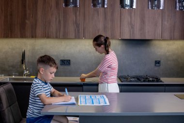 Anne oğlu ile masada ödev yardım.