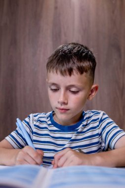 Öğrenci çocuk mutfakta ders yazıyor..