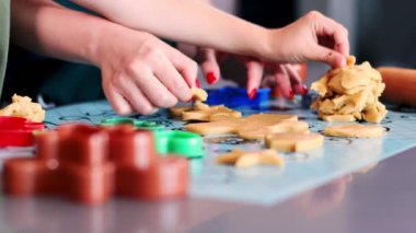 Anne ve oğul birlikte kurabiye yapıyor.