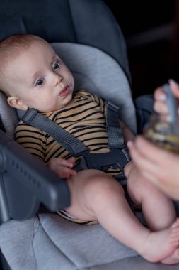 Sevimli bebek evde annesiyle ilk yemeğinin tadını çıkarıyor..