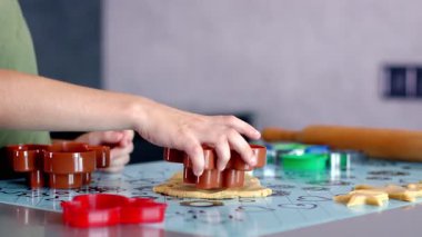 Evdeki mutfakta kurabiye keskisi ve hamur kullanarak kurabiye yapan küçük çocuk..