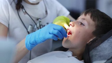 Çocuk dişçi kliniğinde bakıcılık yapıyor. Kurulum süreci