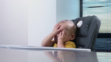Bu yürek ısıtan video, yüksek sandalyede yemek yiyen bir bebeğin pencereden dışarı bakmasından kaşıkla yemek yemeye ve atıştırmaya kadar olan süreyi gösteriyor.