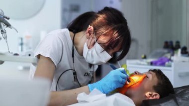 Yetenekli bir diş hekimi tarafından tedavi gören bir çocuk tarafından tedavi altına alındı