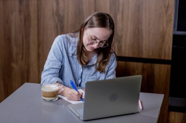 Ev, uzaktan kumandalı iş ve iş kadını mutfakta çalışıyor..