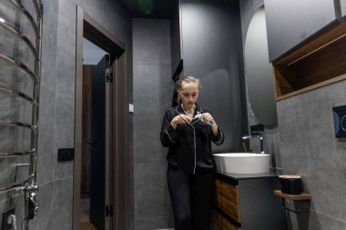 Yakışıklı genç adam sakalını buduyor..