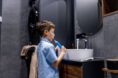 Banyoda dişlerini fırçalayan sevimli küçük çocuk..