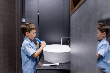 Banyoda dişlerini fırçalayan sevimli küçük çocuk..