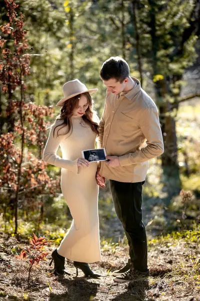 Hamileliklerini sevinçle kutlayan bir çift Etrafı Güzel Doğa ile çevrili.