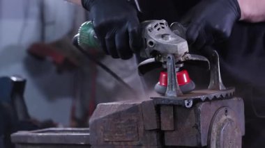 Metal Çalışması Gösterisi Rusty 'den Rafine Edilip Başyapıtlar Oluşturuluyor