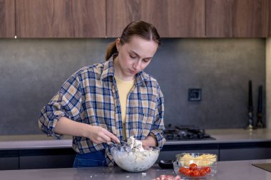 Genç bayan mutfakta kiş hazırlıyor..