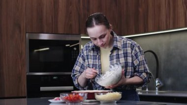 Yetenekli bir şef modern bir mutfakta canlı, lezzetli bir yemek hazırlar. Etkileyici bir mutfak sanatı sergiler.