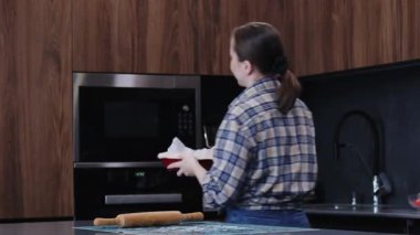 Genç bayan mutfakta kiş hazırlıyor..