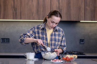 Genç bayan mutfakta kiş hazırlıyor..