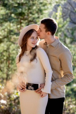 Hamileliklerini sevinçle kutlayan bir çift Etrafı Güzel Doğa ile çevrili.