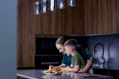 Eğlencenin tadını çıkarırken leziz kurabiyeleri canlı krema ve renkli şekerlerle süslüyorum..