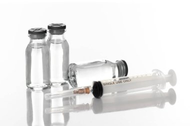 Laboratuvardaki ilaç şişeleri ve şırıngalar sağlık güzelliği ve tıbbi konseptler beyaz arka planda izole edilmiş.