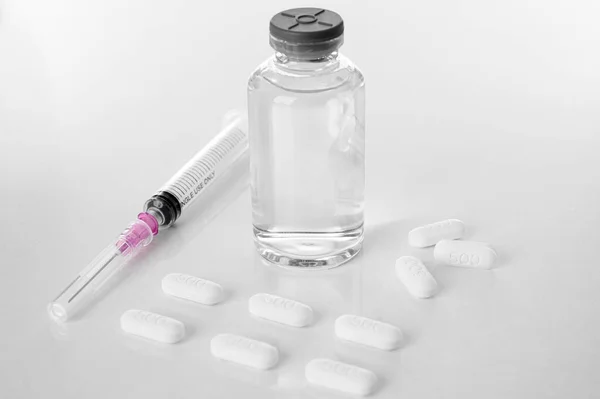 Viales Medicamentos Con Jeringas Pastillas Blancas Laboratorio Aislados Sobre Fondo —  Fotos de Stock