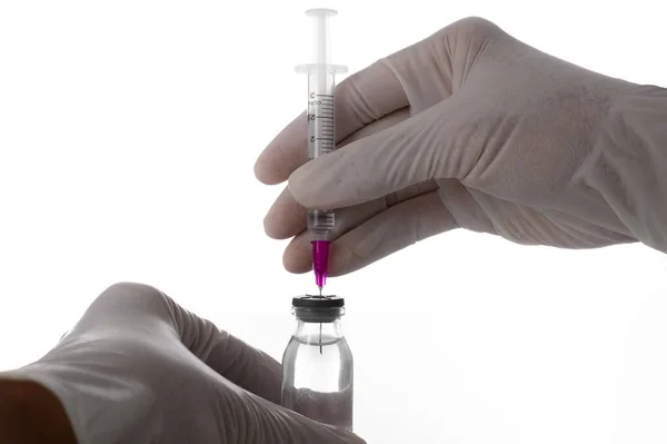 医師や科学者の手は ゴム手袋を保持し 研究室で薬のバイアルから液体ワクチンを吸うために注射器を使用して着用 健康美と医療の概念 白い背景に隔離 — ストック写真