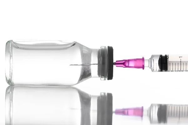 Spuit Met Naald Zuigt Vloeibare Vaccins Uit Medicijnflesjes Het Laboratorium — Stockfoto