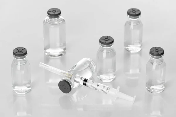 Medicininjektionsflaskor Och Sprutor Laboratoriet Hälsa Skönhet Och Medicinska Begrepp Isolerad — Stockfoto