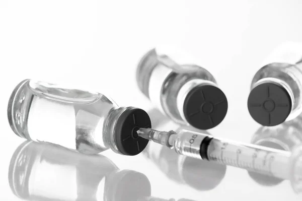 Spuit Met Naald Zuigt Vloeibare Vaccins Uit Medicijnflesjes Het Laboratorium — Stockfoto