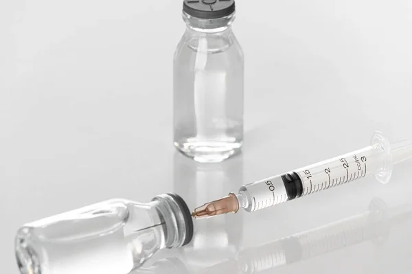 바늘로 주사하는 노동력의 약재에서 백신을 빨아먹는다 건강의 미녀와 의료용 배경에 — 스톡 사진