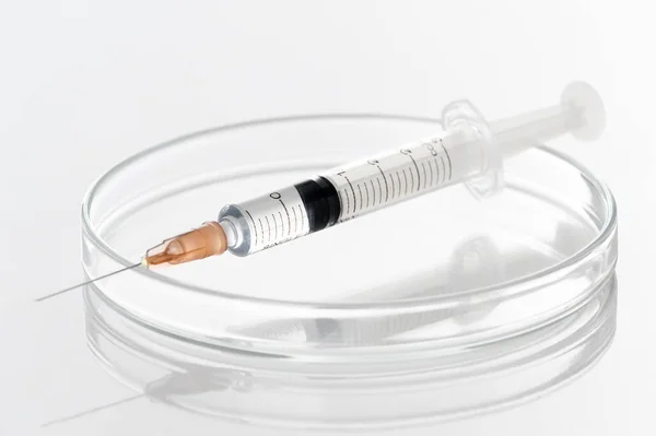 Injectiespuit Naald Met Vloeibaar Transparant Vaccin Voor Injectie Petrischaal Laboratorium — Stockfoto