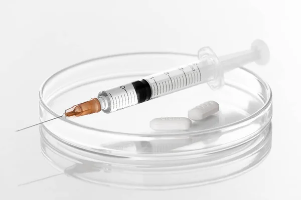 Injectiespuit Met Vloeibaar Transparant Vaccin Voor Injectie Witte Pillen Petrischaal — Stockfoto
