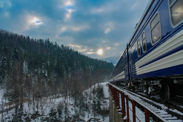 Pociąg Pasażerski Moście Nad Urwiskiem Wśród Ośnieżonych Gór Zimowy Krajobraz — Zdjęcie stockowe