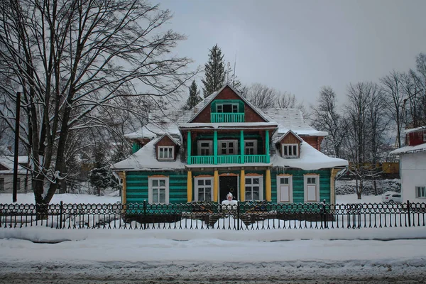 Karpatlar 'daki geleneksel hutsul evi karla kaplı. Ukrayna, Galiçya 'da kışın köy evi. Noel atmosferi