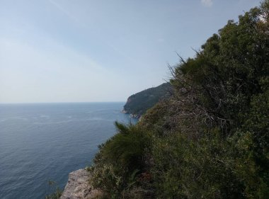 Karadağ 'ın Sahil Huzuru: Büyüleyici Petrovac - Adriyatik Denizi, Yüksek Kayalar, Yeşillik. Yukarıdan gelen özgürlük ve sükuneti kucaklamak