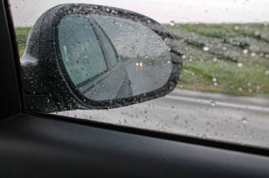 Sonbahar Otobanı: Yan Ayna Yansımaları, Cam Damlalar ve Bokeh Maceraları
