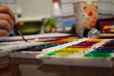 Suluboya ile Resim: Sanatsal İfade ve Renk Paletinin Yaratıcı Yolculuğu