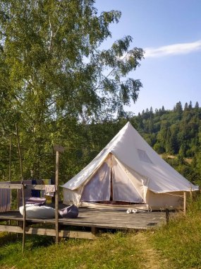 Büyük Açık Hava: Kamp, Glamping, ve Ormanda Bir Bej Çadır Nihai Doğa Kaçamağı ve Vahşi Yaşam Keşfi