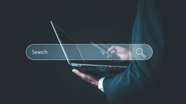 Boş arama çubuğu ile İnternet Veri Bilgileri taranıyor. Bilgi bulmak için bilgisayar ve cep telefonuyla çalışan iş adamları.