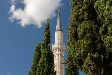 Bir caminin Minaresi 'nin dış görünüşü. Türkiye 'ye Seyahat kavramı