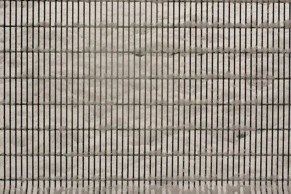 铁丝网背景上冬季寒冷的雪 — 图库照片