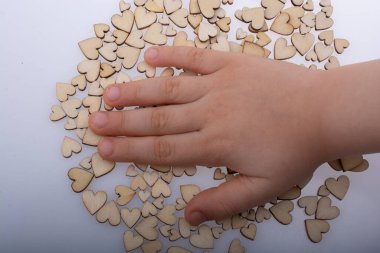 Aşk konsepti olarak eski tarz tahta kalpler.